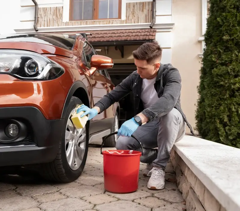 Lavage auto à domicile Combre : professionnel intervenant sur un véhicule